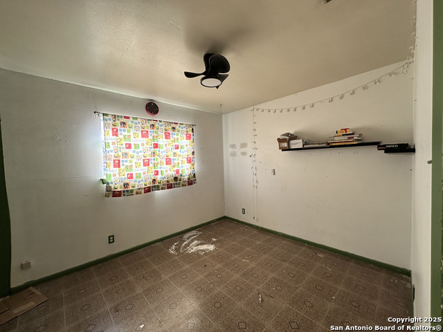 Image 18 of 28 For 5911 Thornwood