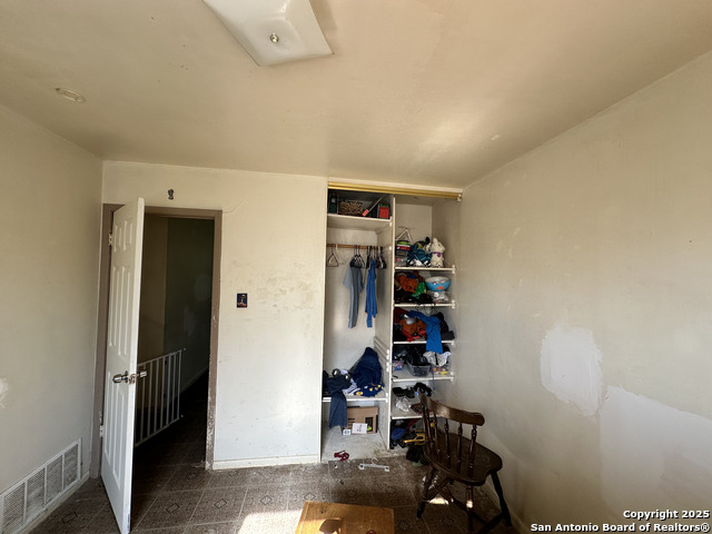 Image 22 of 28 For 5911 Thornwood