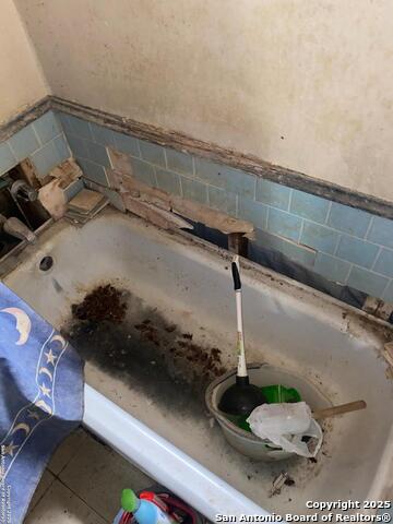 Listing photo id 13 for 3210 Mccrarey Dr