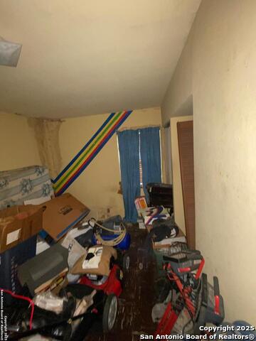 Listing photo id 7 for 3210 Mccrarey Dr