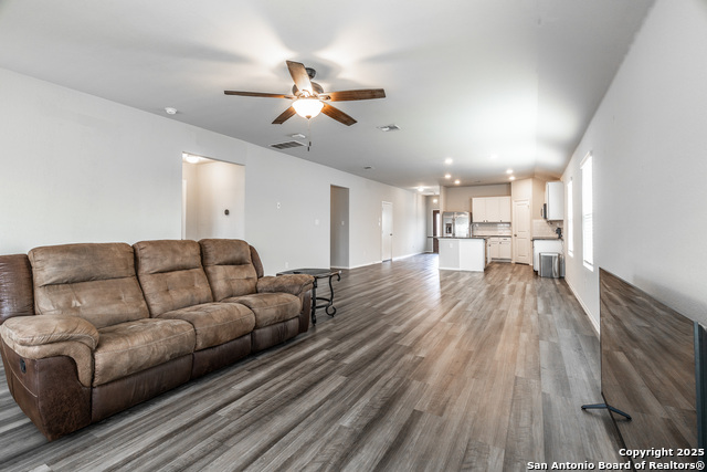 Listing photo id 8 for 2931 Daisy Meadow