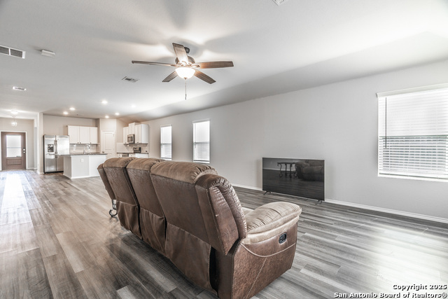 Listing photo id 9 for 2931 Daisy Meadow