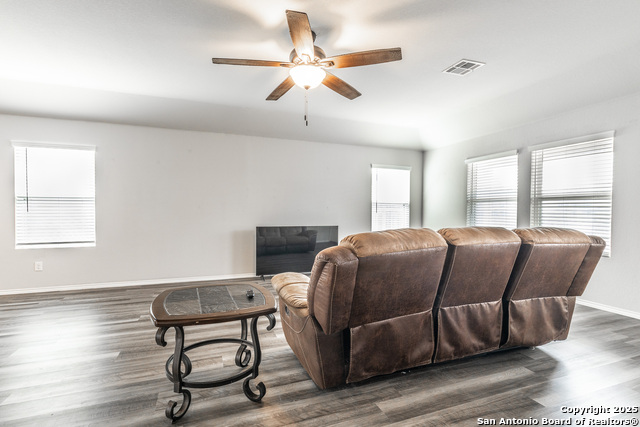 Listing photo id 10 for 2931 Daisy Meadow