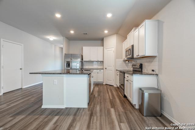 Listing photo id 11 for 2931 Daisy Meadow