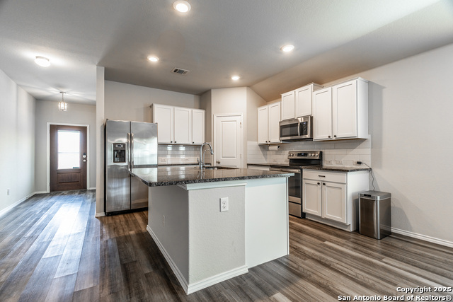 Listing photo id 12 for 2931 Daisy Meadow