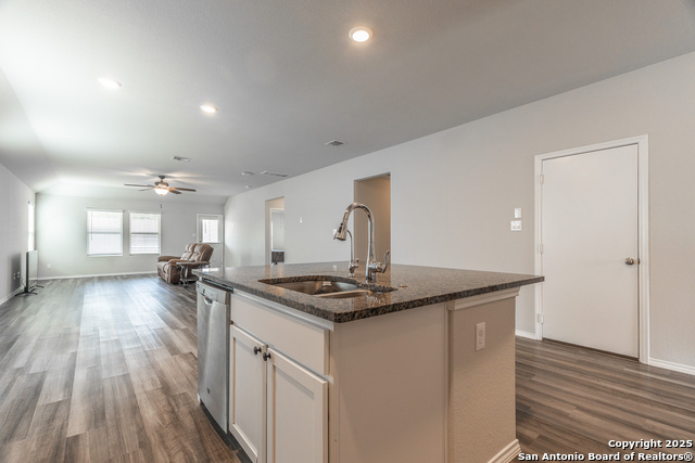 Listing photo id 14 for 2931 Daisy Meadow