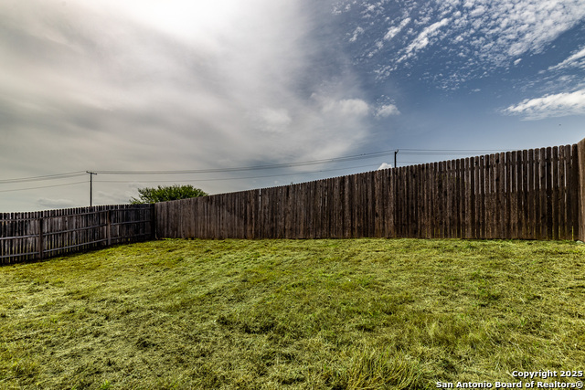 Listing photo id 33 for 2931 Daisy Meadow