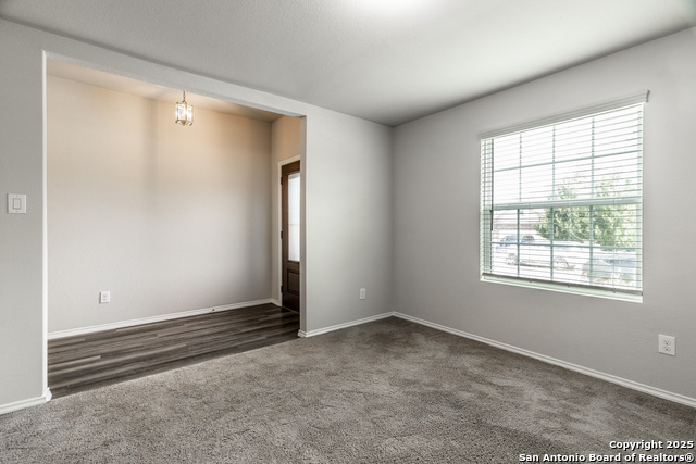 Listing photo id 4 for 2931 Daisy Meadow