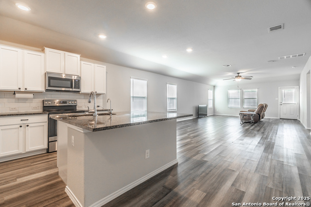 Listing photo id 5 for 2931 Daisy Meadow