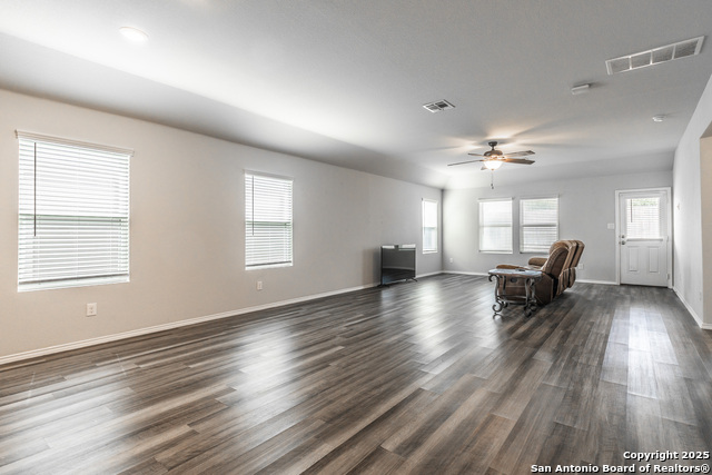 Listing photo id 6 for 2931 Daisy Meadow