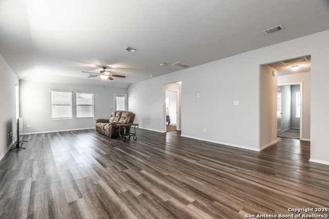 Listing photo id 7 for 2931 Daisy Meadow