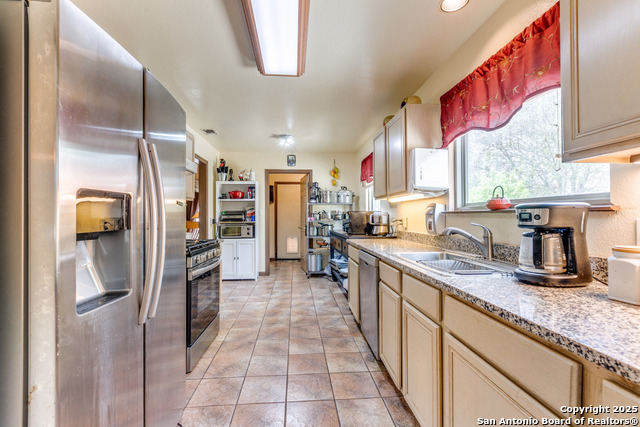 Image 9 of 20 For 605 Houston  