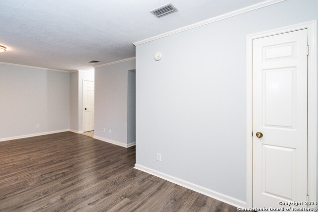 Listing photo id 13 for 4212 Medical Dr  109