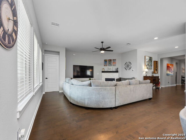 Listing photo id 9 for 1133 Herman Jonas
