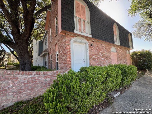 Image 2 of 16 For 2811 Woodbury Dr  201