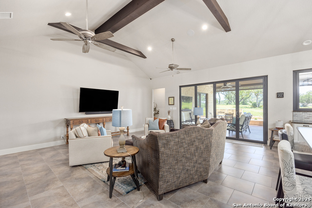 Listing photo id 9 for 1013 Comanche Hills