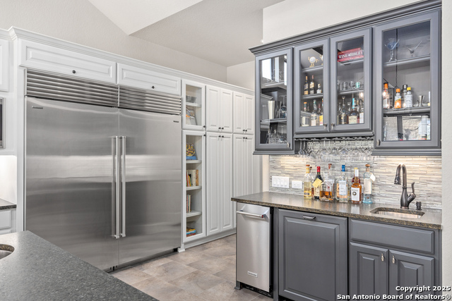 Listing photo id 11 for 1013 Comanche Hills