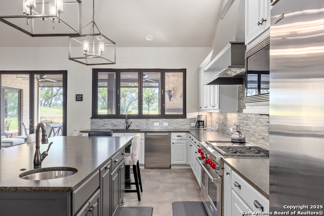 Listing photo id 12 for 1013 Comanche Hills