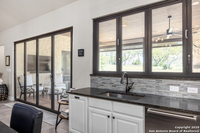 Listing photo id 13 for 1013 Comanche Hills