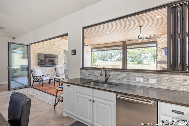 Listing photo id 14 for 1013 Comanche Hills