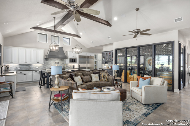 Listing photo id 17 for 1013 Comanche Hills