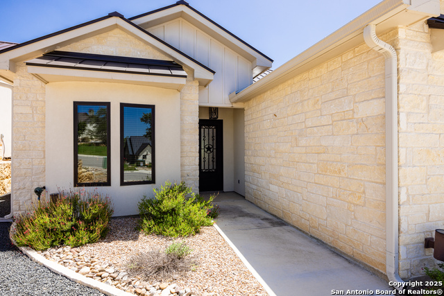 Listing photo id 0 for 1013 Comanche Hills