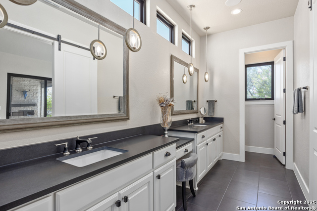 Listing photo id 19 for 1013 Comanche Hills