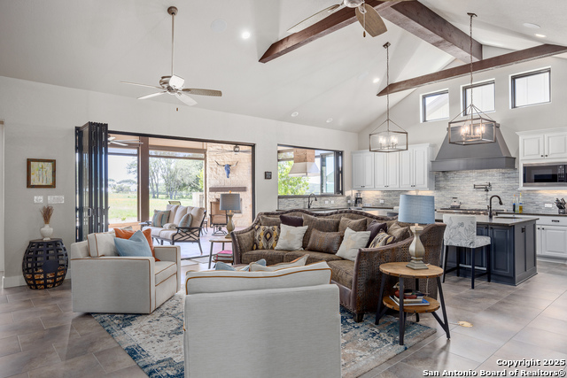 Listing photo id 21 for 1013 Comanche Hills