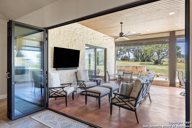 Listing photo id 23 for 1013 Comanche Hills