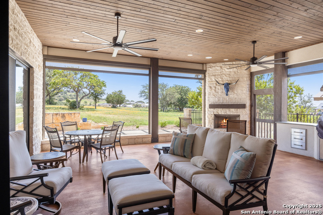 Listing photo id 24 for 1013 Comanche Hills