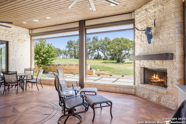 Listing photo id 26 for 1013 Comanche Hills