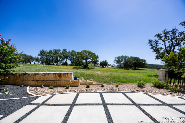 Listing photo id 30 for 1013 Comanche Hills