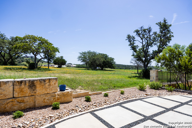 Listing photo id 38 for 1013 Comanche Hills