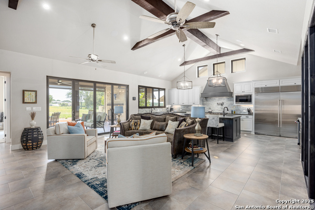 Listing photo id 5 for 1013 Comanche Hills
