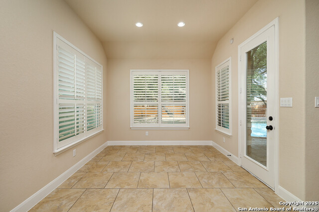 Listing photo id 14 for 9610 Ninas Ct