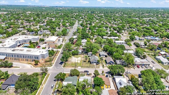 Image 2 of 4 For 2121 Leal  