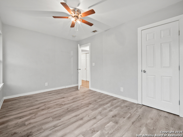 Listing photo id 12 for 243 Edgebrook