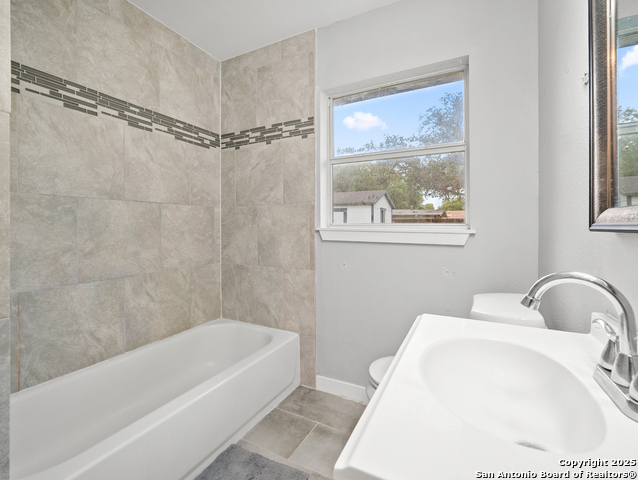 Listing photo id 16 for 243 Edgebrook