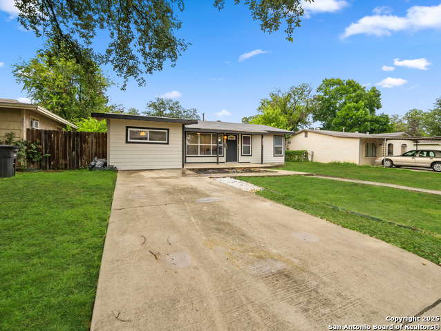 Listing photo id 1 for 243 Edgebrook