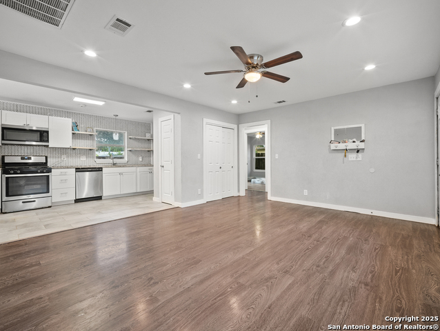 Listing photo id 2 for 243 Edgebrook