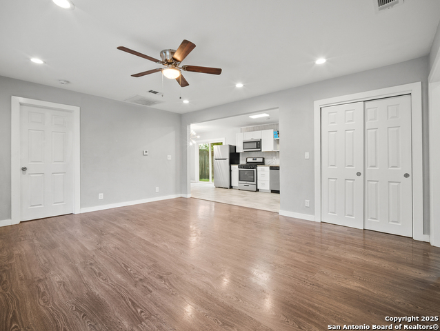 Listing photo id 7 for 243 Edgebrook