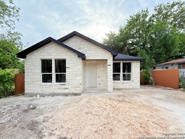 Image 2 of 27 For 419 San Ignacio Ave N