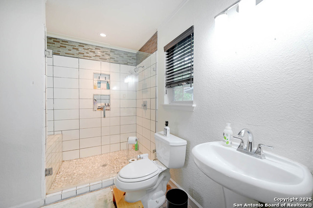 Image 17 of 32 For 2231 Woodlawn W