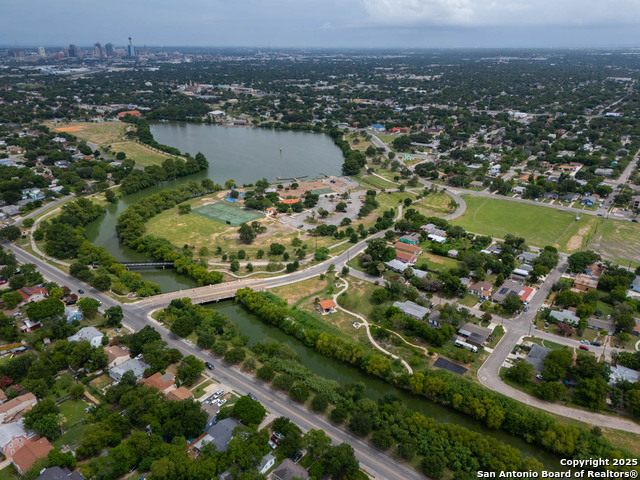 Image 2 of 32 For 2231 Woodlawn W