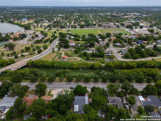 Image 30 of 32 For 2231 Woodlawn W