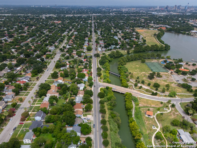 Image 31 of 32 For 2231 Woodlawn W