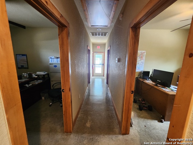Listing photo id 11 for 2571 Macarthur