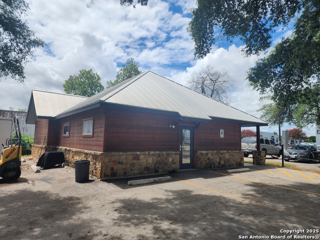 Listing photo id 5 for 2571 Macarthur