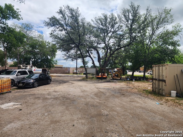 Listing photo id 6 for 2571 Macarthur