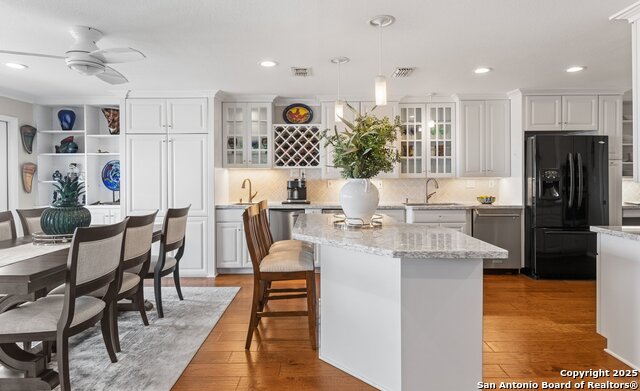 Listing photo id 5 for 4270 Ocean Drive 11
